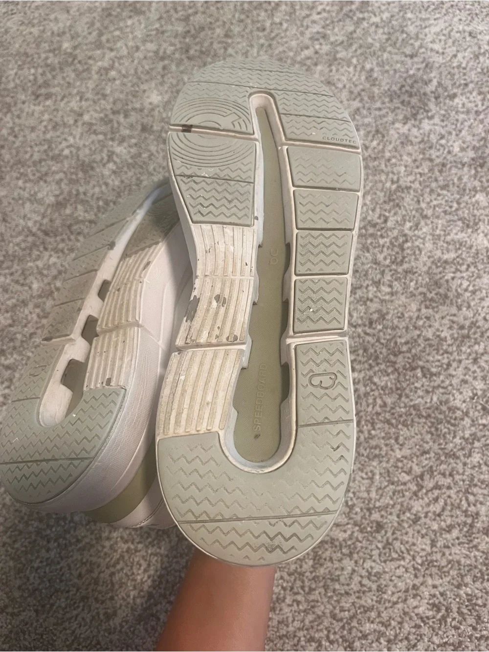 On The Roger Advantage Men’s Size 11 White Olive CloudTec Sneakers